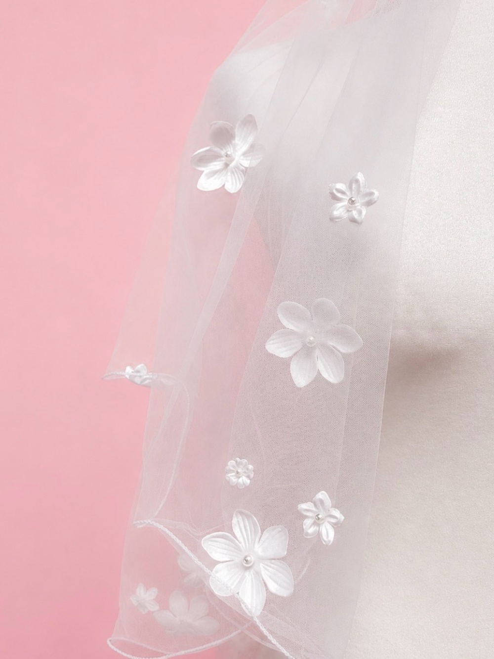 🪻🪻Elegant White Wedding Veil with Floral and Pearl Details - Picture 3 of 7